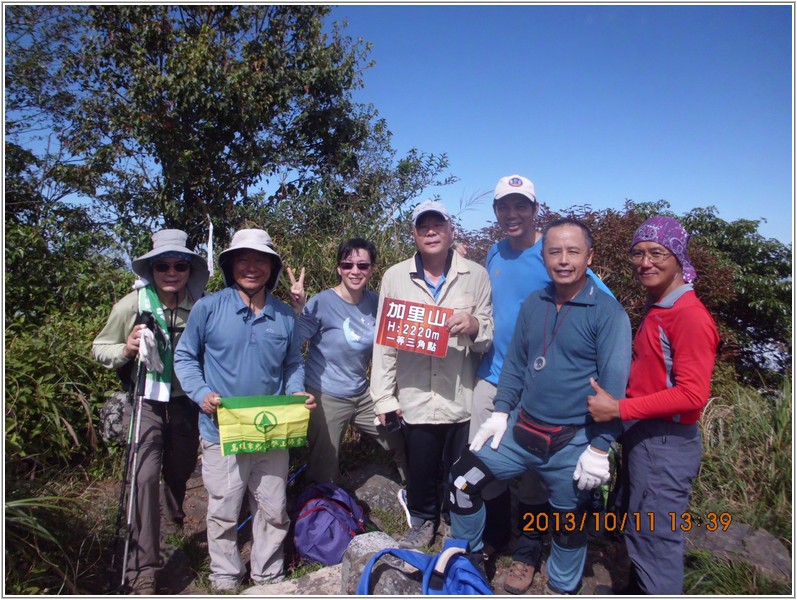 2013-10-11 13-35-30加里山頂大合照.JPG